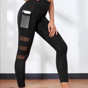 Sports legging and phone pocket